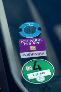 Electronic parking disc, car with a digital clock that indicates the arrival of the vehicle in a