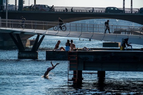 Cyclists on the Lille Langebro cycle and pedestrian bridge, behind it the Langebro road bridge,