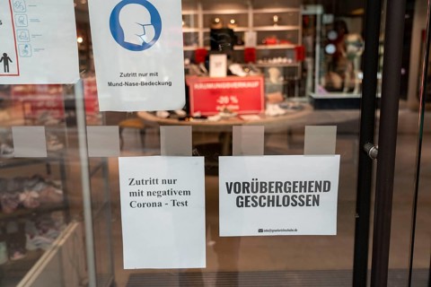 Closed shop, shoe shop, access only with negative corona test, Essen, North Rhine-Westphalia,