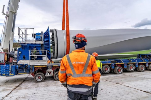 Preparation for the transport of a 68 metre long blade, a wind turbine, with a self-propelled