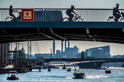 View over the harbour, in front left the Knippelsbro road bridge, behind it the Cirkelbroen bridge,