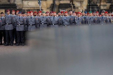Public roll call of the Army Officers' School on Theatre Square: Bundeswehr honours and bids
