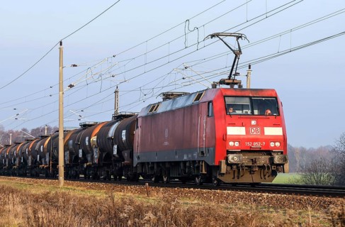 DB Cargo goods train with tank wagon, Danewitz, 08.12.2020
