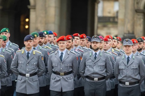 Public roll call of the Army Officers' School on Theatre Square: Bundeswehr honours and bids
