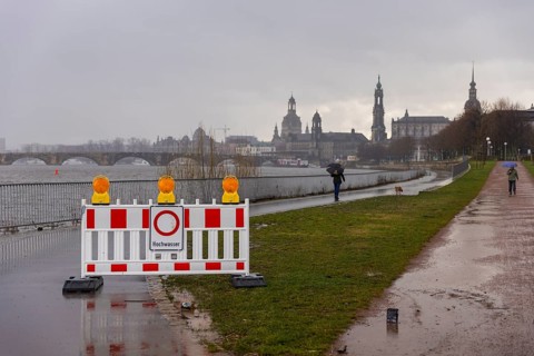 Rainy weather in Dresden's old town. Due to the heavy rainfall, river levels rise again in Saxony