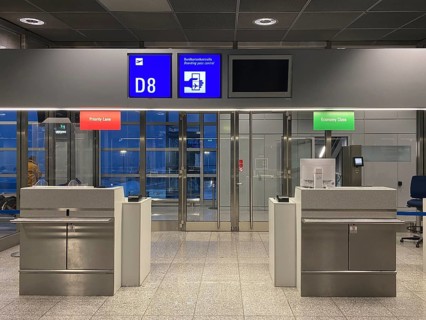 Sign Economy Class, Priority Lane, Boarding Zone, Gate, Gate, Terminal 2, Frankfurt am Main