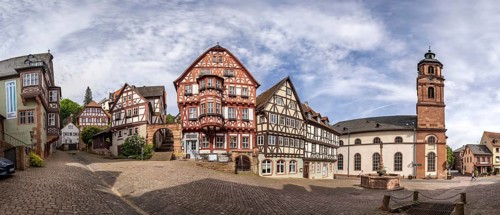 Miltenberg market square with market fountain and magnificent half-timbered houses, Schnatterloch.