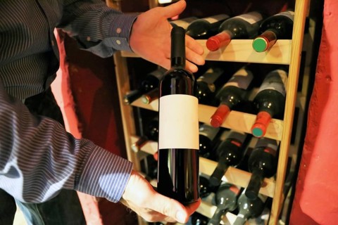 Symbolic image: Sommelier presents a bottle of red wine