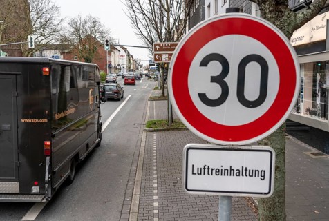 30 km/h zone on Kölner Straße, in Mülheim an der Ruhr, federal road B1, to keep the air clean
