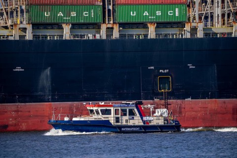 Container Terminal Altenwerder, Hapag-Lloyd container ship Frankfurt Express during loading and