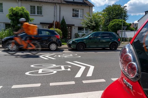 Bicycle road, cyclists have priority over car traffic, new cycle routes through Essen, here in the