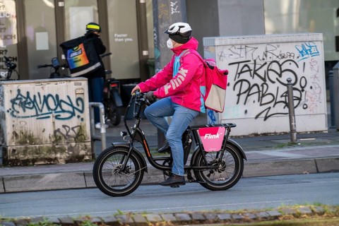 Bicycle courier of the fast delivery service Flink, delivers groceries, currently in over 40 German