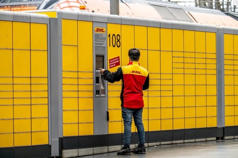 DHL parcel station, DHL employee operating the parcel pick-up and dispatch station, Frankfurt am