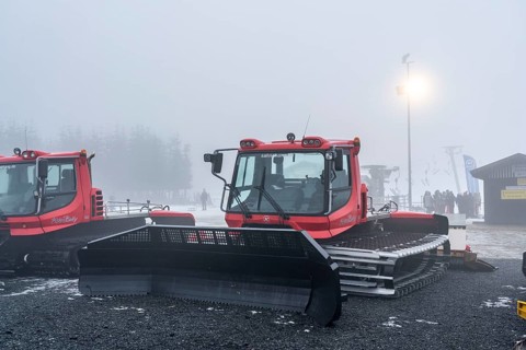 Sahnehang ski area, in the fog, little snow, only artificial snow on the pistes, snow groomers,