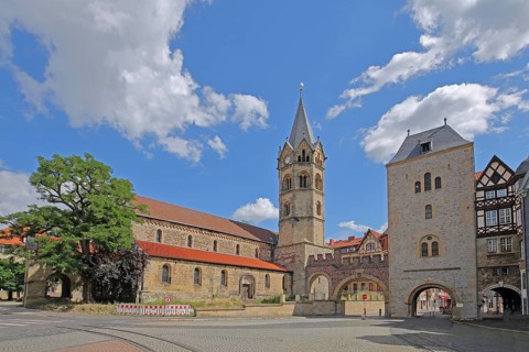 Nikolaikirche and historic Nikolaitor, city gate, city tower, Karlsplatz, Eisenach, Thuringia,