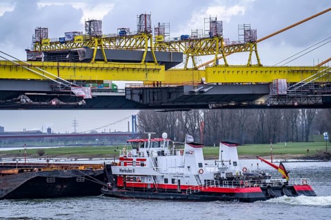 New construction of the motorway bridge Neuenkamp, A40, over the Rhine, shortly in front of