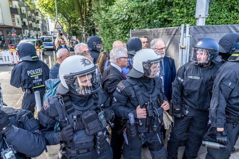 Riots in the run-up to the AFD party conference in Essen, demonstrators try to prevent AFD