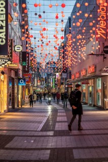 First day of the Christmas lockdown in the Corona crisis, empty shopping street Hohe Straße, closed