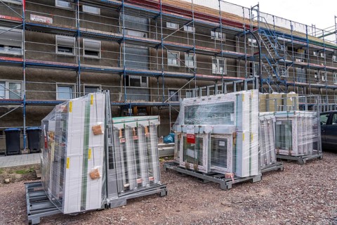 Energy-efficient refurbishment of an apartment block, thermal insulation, new windows and new roof