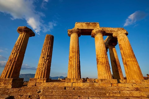 Archaic Temple of Apollo, Doric columns, Contrasting view of ancient architectural elements against