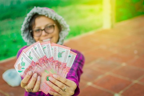 Woman counting nicaraguan banknotes, Nicaraguan 500 cordobas banknotes