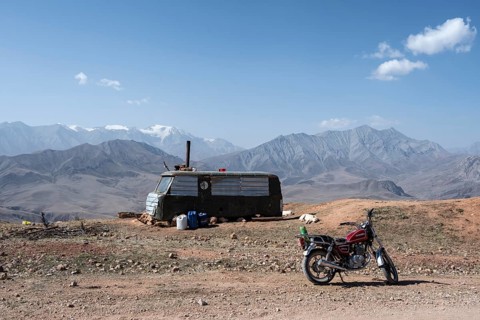 Car converted into a caravan, Moldo-Ashuu Pass, Naryn Province, Kyrgyzstan, Asia