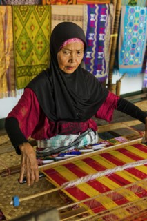 Traditional weaver, weaving, woman's work, working conditions, loom, textile, woman, trade, bazaar,