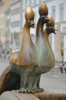 Three bird figures, peacocks, bronze, sculpture, Kaiserbrunnen, market place, Constance, Obersee,