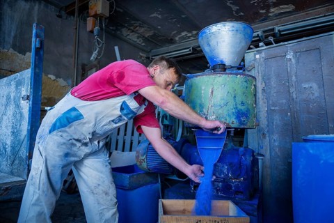 Schindler's blue colour factory is located directly on the Zwickauer Mulde river and belongs to the