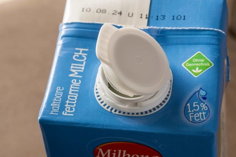 Modern closure on milk carton, tetrapack, long-life low-fat milk, low-fat, fat, 1.5%, non-GMO