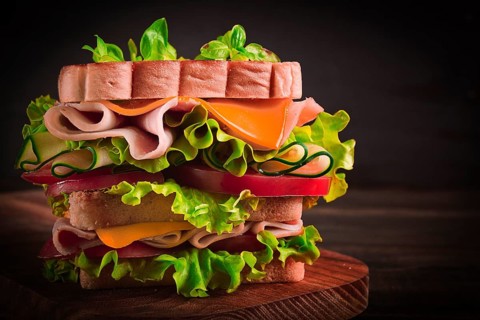Club-Sandwich, auf einem Holztisch, rustikaler Stil, Nahaufnahme, keine Personen, hausgemacht