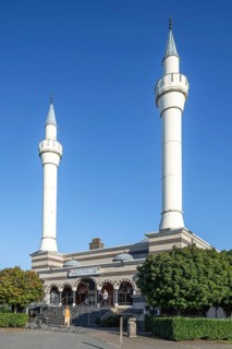 Islamic Fatih-moskee, Turkish mosque with two minarets in Ottoman architectural style in the city