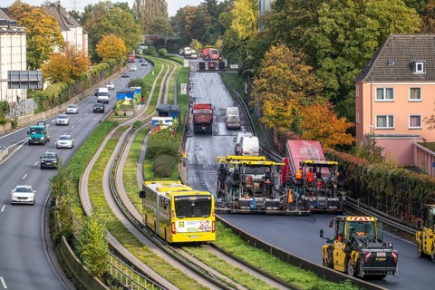 New whisper asphalt surface for the A40 motorway, in the city of Essen, direction Dortmund, 95, 000