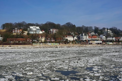 Europe, Germany, Hamburg, Othmarschen, Elbufer, Elbkate and Strandperle, Ice drift on the Elbe,