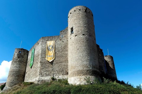 Billy. The fortress castle of the XIII Century, and its coloures banners of the houses of Hogwarts
