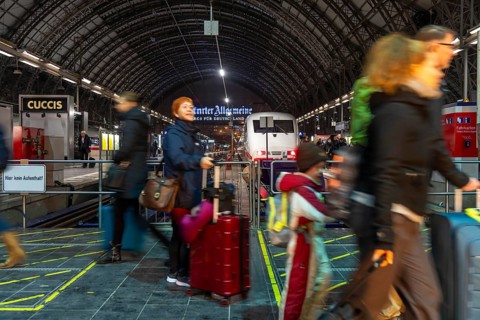 Frankfurt am Main main station, ICE train on platform, traveller, Hesse, Germany, Europe