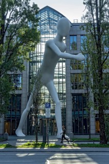 Walking Man, monumental sculpture by Jonathan Borofsky made of steel and plastic, pedestrian,