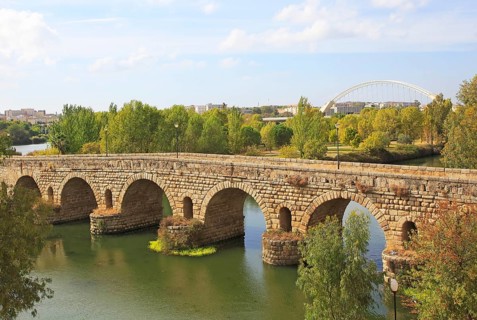 Puente Romano, Roman bridge crossing, Rio Guadiana River, Merida, Extremadura, Spain, Europe