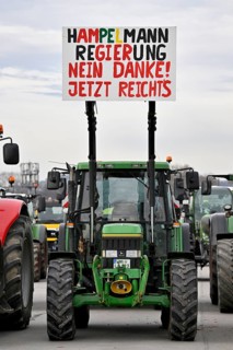 Farmers' protest, protest posters on tractors, tractors, HAMPELMANN REGIERUNG NEIN DANKE JETZT