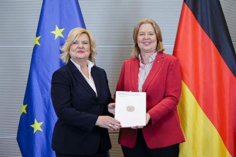 Eva Högl, Parliamentary Commissioner for the Armed Forces, hands over her Annual Report 2023 to