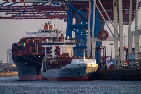 Container terminal Tollerort, container ships are loaded and unloaded, one of 4 container terminals