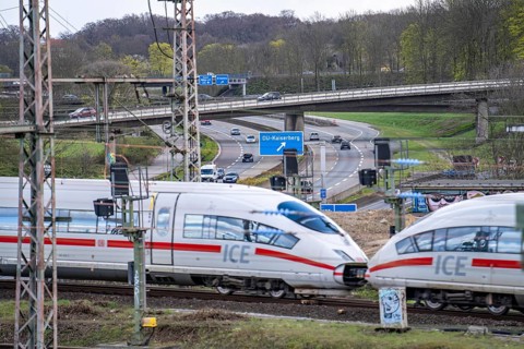 ICE train on the railway line at the Kaiserberg motorway junction, the A3 and A40, 8 tracks run