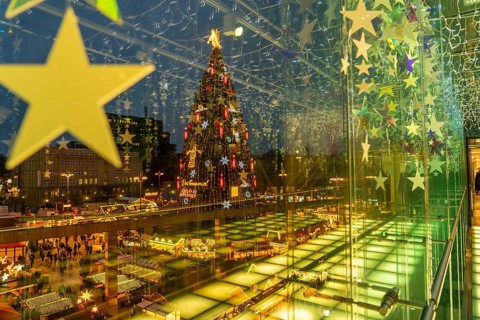 Christmas market in Dortmund, Hansaplatz, view from a pedestrian gallery between 2 department