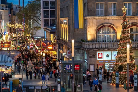 Pre-Christmas period, Kettwiger Straße, pedestrian zone, crowded shopping street in the city centre