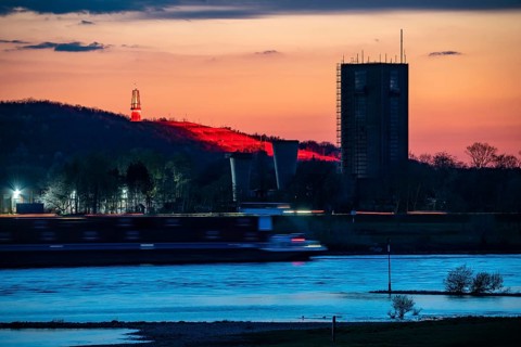 Cargo ship on the Rhine near Duisburg-Beeckerwerth, Rheinpreussen spoil tip in Mörs, spoil tip sign