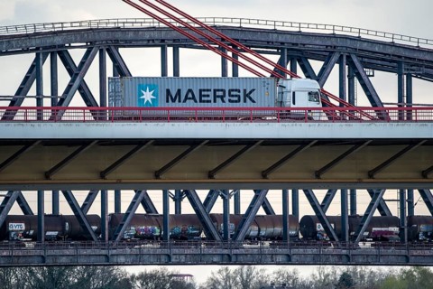 Rhine near Duisburg-Beeckerwerth, goods train on the Haus-Knipp railway bridge, Beeckerwerth
