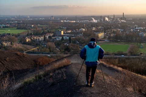 Walker on the Rungenberg slagheap, view to the south, A2 motorway, Ruhr Öl GmbH refinery in