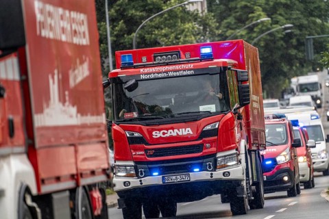 Fire engines from Essen, Mülheim and Oberhausen, with 140 firefighters, on the way to an emergency