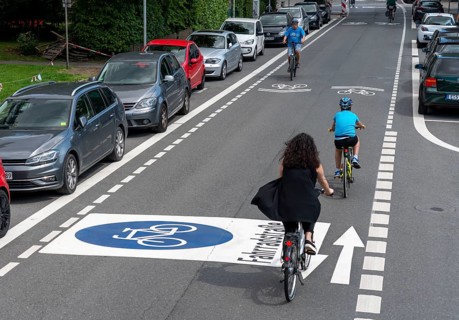 Bicycle road, cyclists have priority over car traffic, new cycle routes through Essen, here in the