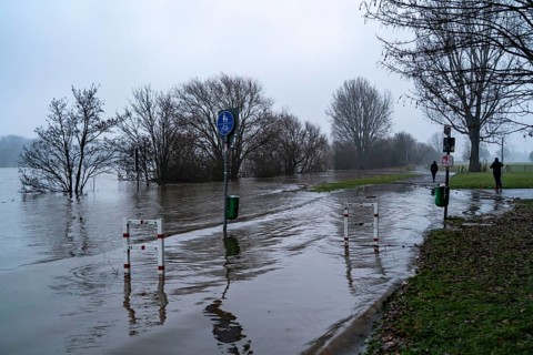 High water on the Rhine at Düsseldorf-Kaiserswerth, foggy weather, riverside paths and Rhine